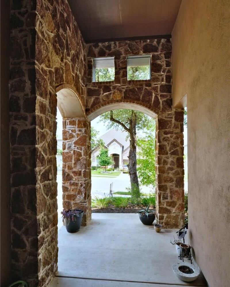 大宅圍有橡樹包圍,位於一個高級住宅區內。(地產經紀網站資料圖)