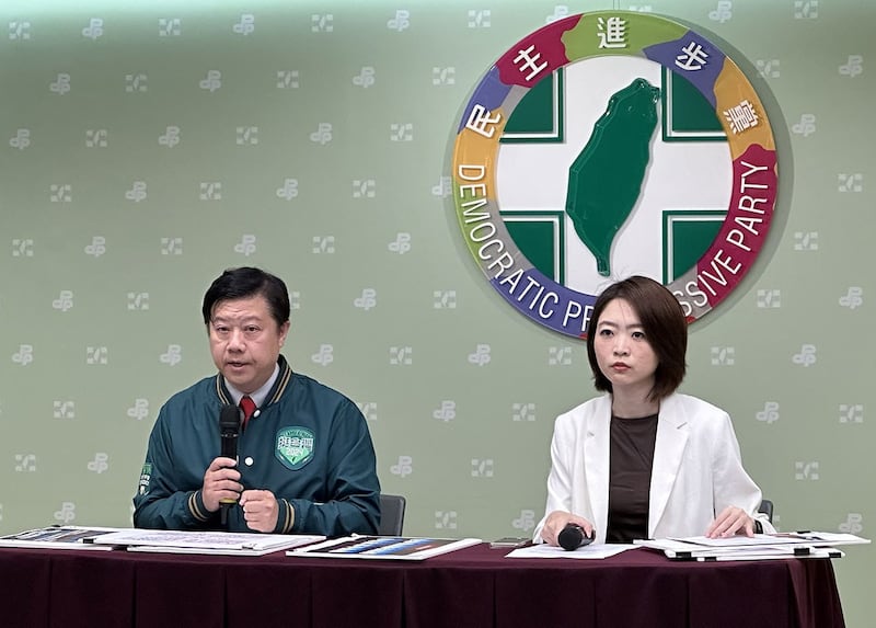 民进党发言人韩莹(右)、民进党中国部主任吴峻鋕(左)。(记者夏小华摄)