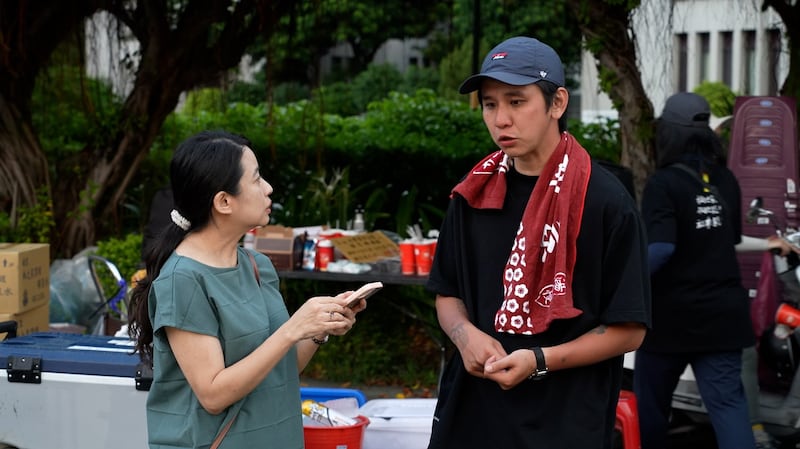 《零日攻击》制片人郑心媚和导演吴季恩在片场讨论拍摄细节。(陈建飞摄影)