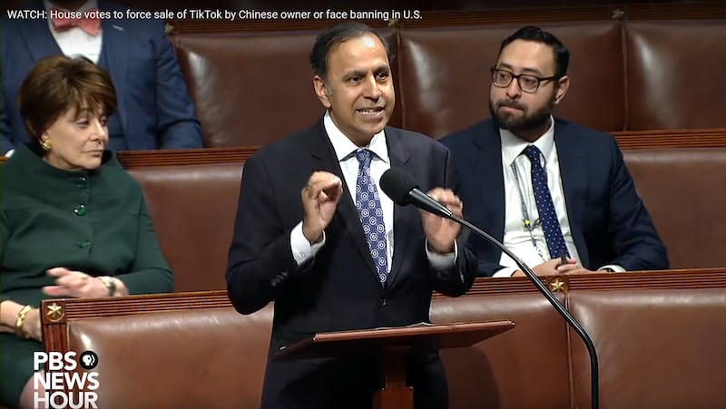 这一法案的共同提案人、众议员克里希纳莫蒂指出:"事实上,字节跳动的总编辑是公司最高层的党支部书记,他的职责是确保TikTok以及字节跳动的所有产品都遵循正确的‘政治方向"。(视频截图/PBS News Hour)
