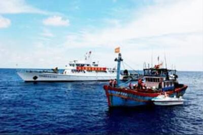Công an biên phòng Trung Quốc bắt tàu đánh cá Việt Nam hồi năm 2009.
