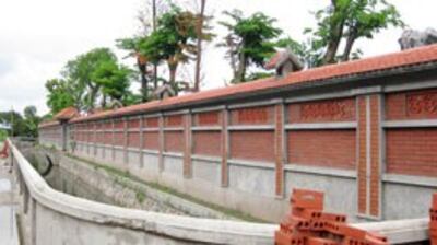 Khu tường bao quanh thửa đất rộng hơn 4.000m2 của ông Bùi Thanh Tùng con trai ông Bùi Thanh Quyến, bí thư Tỉnh ủy Hải Dương. Dân Việt