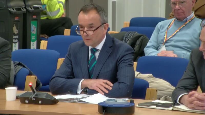 大倫敦警察廳副助理廳長(Deputy Assistant Commissioner)Jon Savell 周四下午與4名下屬代表警方作供。