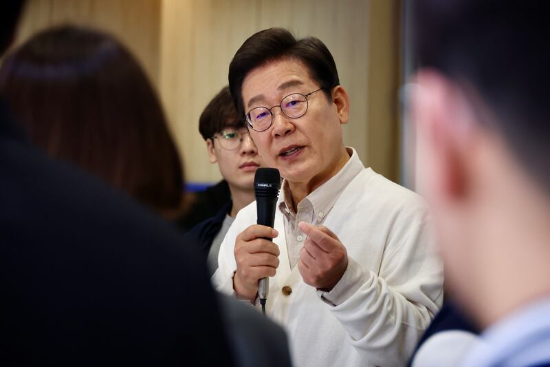 더불어민주당 이재명 대선 후보가 26일 경기 수원시 영통구 아주대학교 혁신공유라운지에서 청년 정책을 논의하기 위해 대학생들과 간담회를 하고 있다.