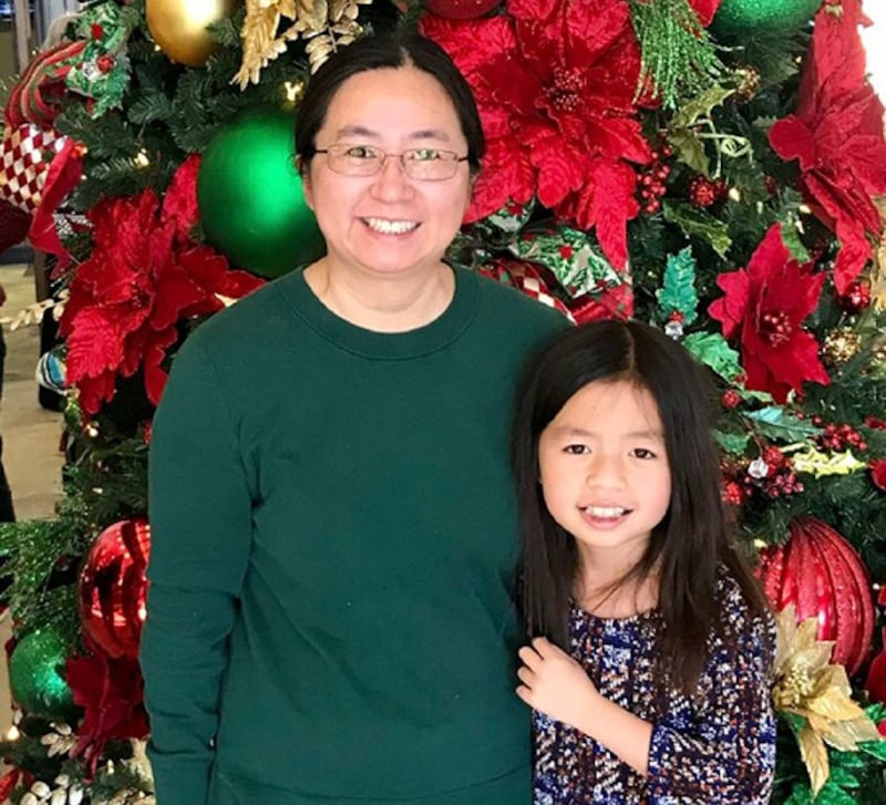 律师谢阳的妻子陈桂秋(左)透露,丈夫是在居住的小区被国保带走的。(陈桂秋独家提供,拍摄日期不详)