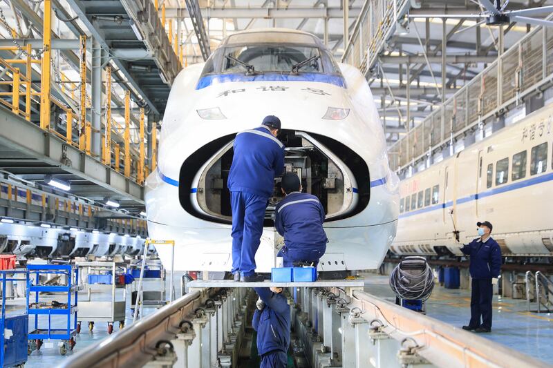 2025年1月13日,机械师在南京检查高速列车,准备迎接春运。