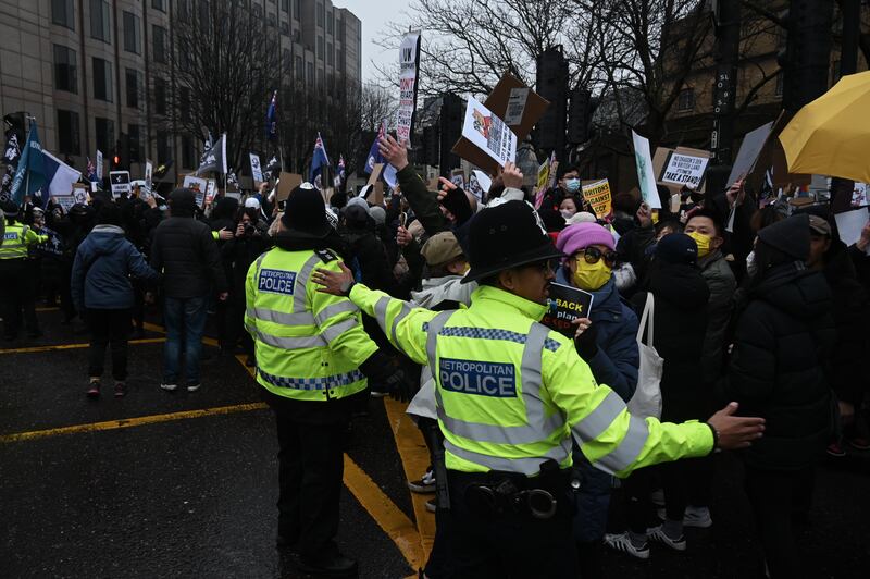 最後集會開始後不足一小時,數千名示威者已經佔據整個十字路口,著名景點倫敦塔一帶交通陷入癱瘓。(梁銘康攝)