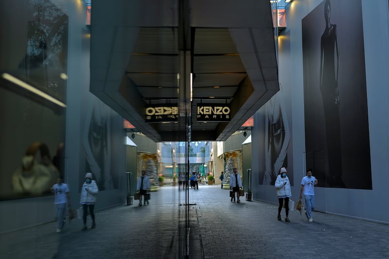 2024年11月14日,购物者走过北京一家购物中心。