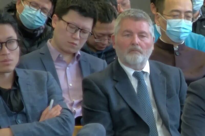 支持規劃一方作供時不斷強調「超級大使館」有助當區甚至英國全國經濟發展,有至少3人在旁聽席打瞌睡。