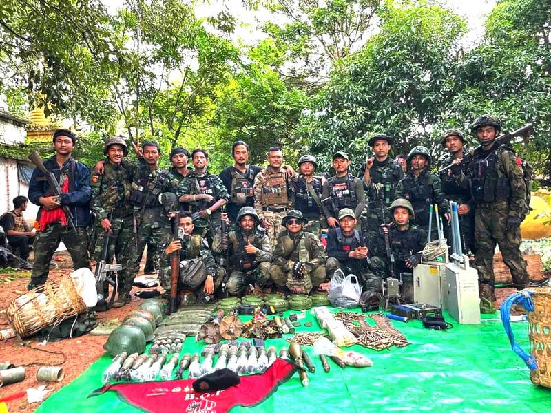 မြဝတီမြို့နယ် လက်ခတ်တောင်တိုက်ပွဲအပြီးတွင် စစ်ကောင်စီတပ်ထံမှ သိမ်းဆည်းရမိသည့် လက်နက်ခဲယမ်းများနှင့် ကော်ဘရာစစ်ကြောင်းတပ်ဖွဲ့ဝင်များကို ၂၀၂၃ ခုနှစ် ဇူလိုင်လ ၂၃ ရက်နေ့က တွေ့ရစဉ်။ (Cobra Column Facebook)