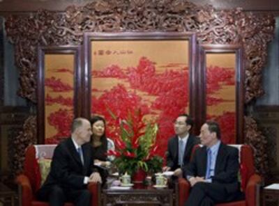 Cố vấn Thomas Donilon đàm đạo với phó chủ tịch Trung Quốc Vương Kỳ Sơn- zimbo photo