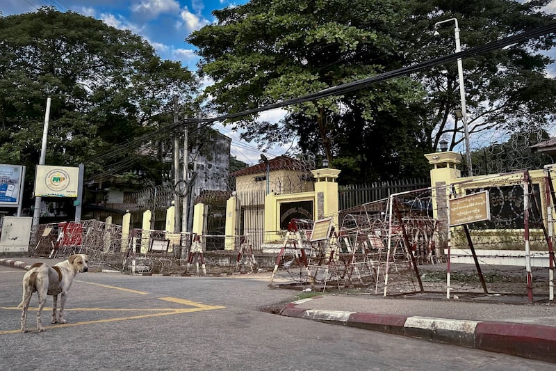 ရန်ကုန်မြို့ အင်းစိန်အကျဉ်းထောင် ဂိတ်တံခါးပေါက်ကို ၂၀၂၄ ခုနှစ် ဇန်နဝါရီလ ၄ ရက် လွတ်လပ်ရေးနေ့က တွေ့ရစဉ်။ (Photo: RFA)