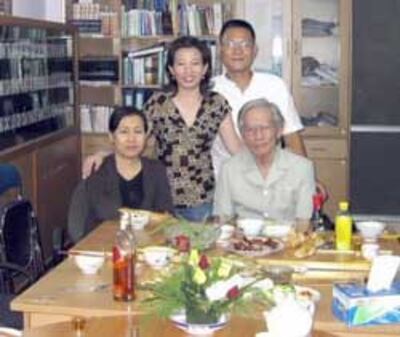 Hàng đứng: Cô Tạ Phong Tần và Blogger Anhbasg. Hàng ngồi: Chị Dương Thị Tân và bác Gs Trần Khuê. Photo courtesy of Vietnamexodus.