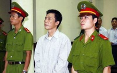 Nhà thơ Trần Đức Thạch trong phiên tòa tại Hà Nội hôm 8-10-2009. RFA file photo