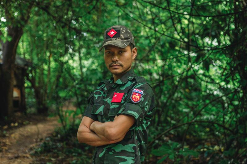 ပြည်သူ့ကာကွယ်ရေးတပ် (PDF) အဖွဲ့ဝင် ရဲဘော်ဘာလီကို ကော်ဘရာစစ်ကြောင်းတပ်စခန်းတွင် ၂၀၂၄ ခုနှစ် ဇူလိုင်လ ၁၁ ရက်နေ့က တွေ့ရစဉ်။ (Photo - Chan Aung/ RFA)