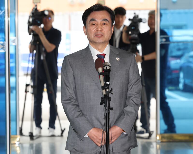 안규백 국방부 장관 후보자가 27일 서울 용산구 육군회관에 마련된 인사청문회 준비사무실로 들어서며 취재진의 질문에 답하고 있다. 2025.6.27