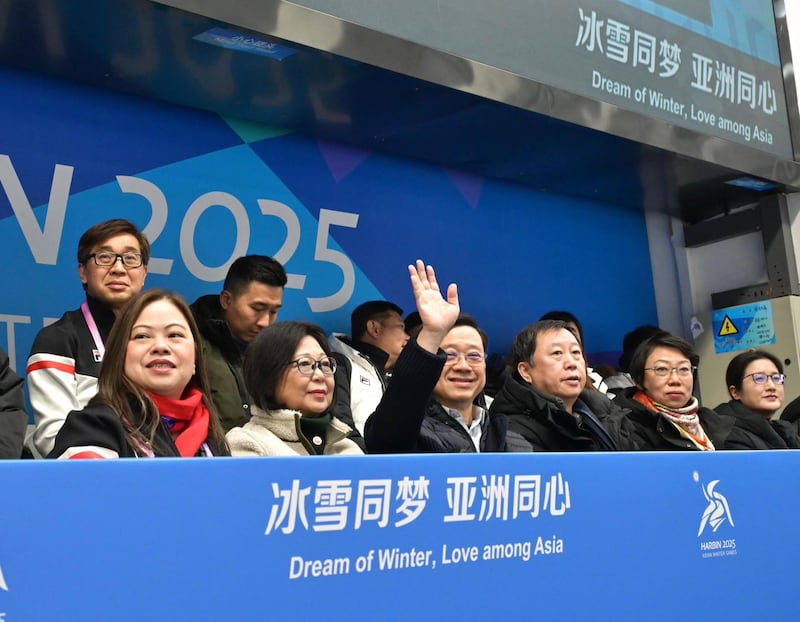 港澳辦主任夏寶龍與港高官會面期間,特首李家超在哈爾濱觀賞「亞洲冬季運動會」。(「李家超 facebook圖片)