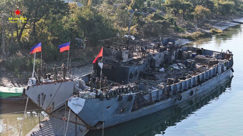 ၂၀၂၄ ခုနှစ်၊ ဖေဖော်ဝါရီလ ၇ ရက်နေ့က ရခိုင်ပြည်နယ် ကျောက်တော်မြို့နယ်၊ အပေါက်ဝရွာအနီးတွင် စစ်ကောင်စီရေယာဉ်တစ်စင်းအား တိုက်ခိုက်သိမ်းပိုက်ခဲ့အပြီး ရက္ခိုင့်တပ်တော် (AA)က ထုတ်ပြန်ထားသည့်ပုံ။(Photo: AA InfoDesk)