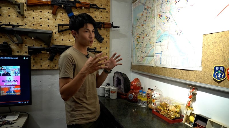 《零日攻击》前导片勾起前乌克兰志愿军姚冠均的烽火记忆,从战场归来,他积极投入民间国防工作。(唐正摄影)