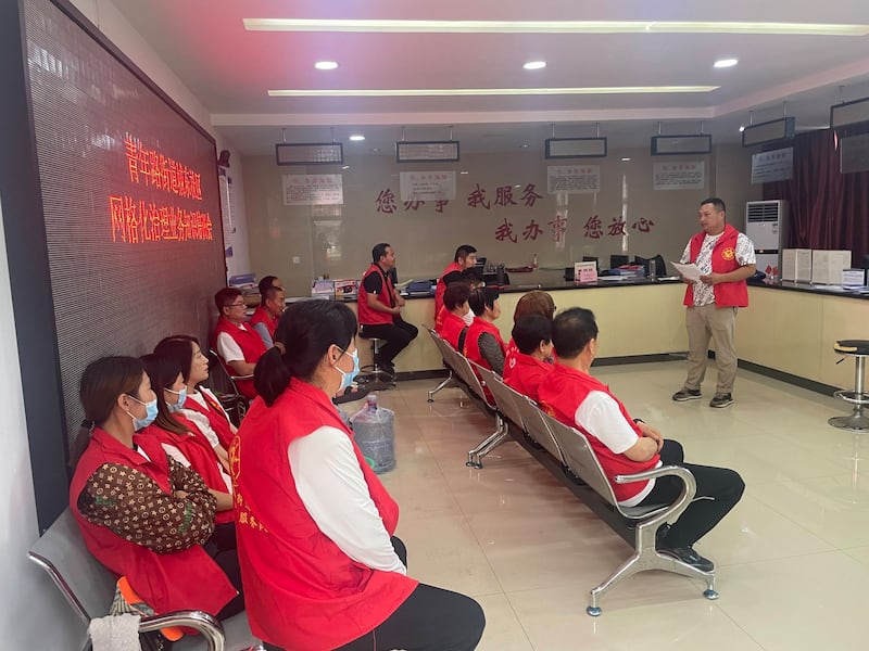 河南郑州市青年路街道城东社区召开网格员培训会议。本周日20点49分,有关微博百万粉丝用户前台实名的消息登上热搜第一。(网络截图/古亭提供)