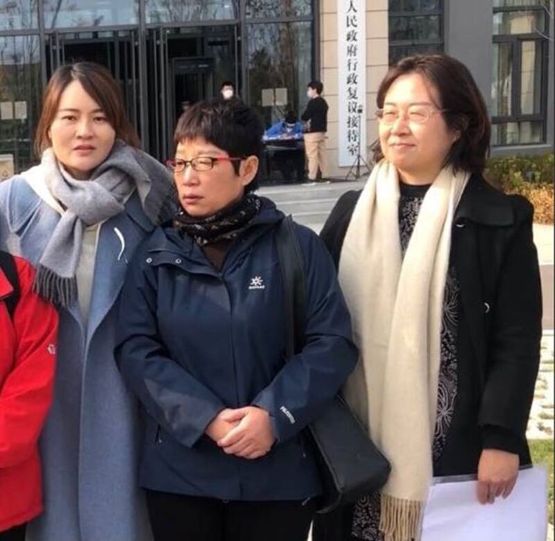 德国外长访华期间,“709案”涉案律师家属李文足(左)和王峭岭(右)遭当局软禁。 (王峭岭独家提供, 拍摄日期不详)