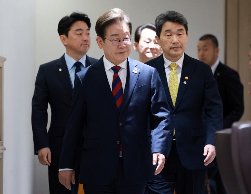 이재명 대통령이 5일 서울 용산 대통령실 청사에서 열린 국무회의에 입장하고 있다.