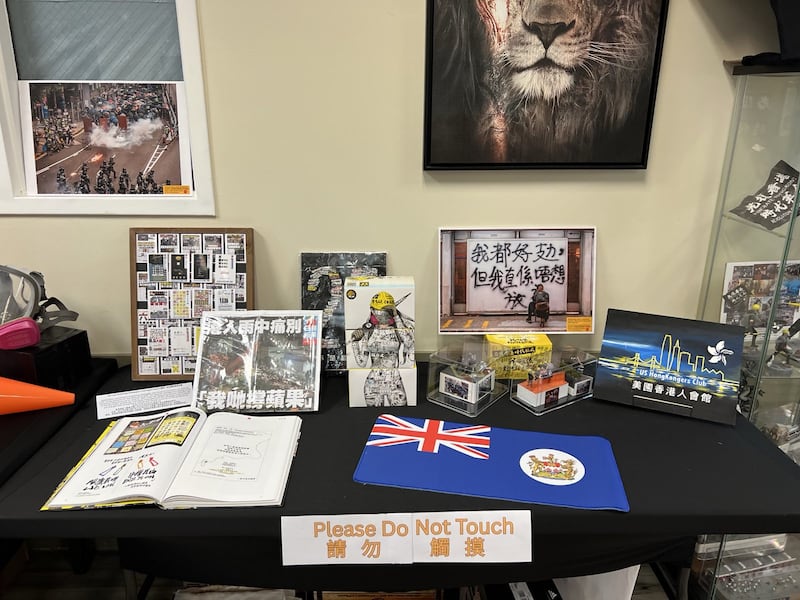 現場有不少由全球各地港人借出的社運物件,包括頭盔、防毒面具、標語牌等