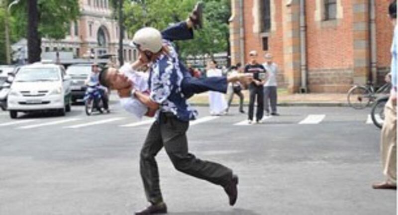 Tôi Phan Nguyên, là người bị bắt (các bạn có thể nhìn thấy tôi trong bức ảnh nóng nhất ngày 12/06/2011) trông như một con vật giữa thế kỷ 21 này…”