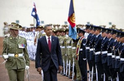 Tổng Thống Hoa Kỳ Barack Obama duyệt hàng quân danh dự khi đến Úc. 16/11/2011. AFP