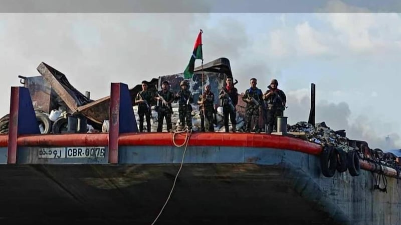 KIA ပူးပေါင်းတပ် သိမ်းပိုက်လိုက်သည့် စစ်ကောင်စီတပ်၏ ရိက္ခာတင်သင်္ဘောတစ်စင်းအား ၂၀၂၄ ခုနှစ်၊ စက်တင်ဘာလ ၁၇ ရက်နေ့က တွေ့ရစဥ်။ (Kachin News Group Photo)