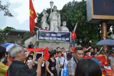 Biểu tình chống Trung Quốc tại Hà Nội hôm 01/07/2012. Photo courtesy CTV Danlambao .