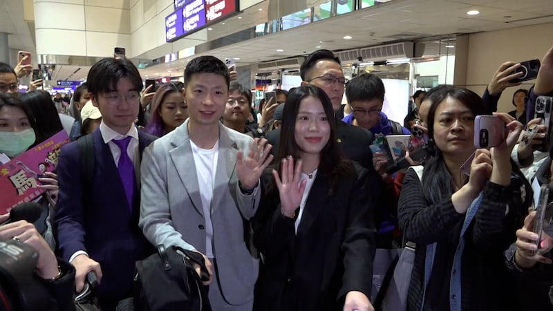 奧運乒乓球6金得主馬龍（左三）及奧運射擊金牌楊倩（左四）與交流團來台訪問。（自由亞洲電台普通話組 唐正攝）