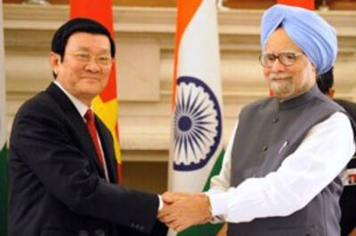 Chủ tịch nước VN Trương Tấn Sang (T) bắt tay Thủ tướng Ấn Độ Manmmohan Singh khi ông sang thăm New Delhi