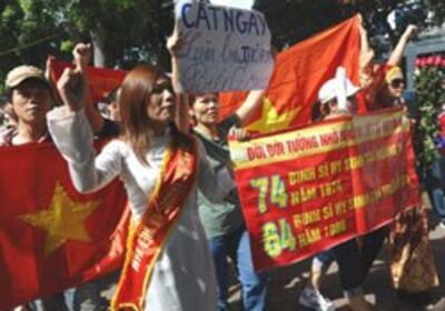 Người dân biểu tình chống TQ tại Hà Nội hôm 24/07/2011. AFP PHOTO.