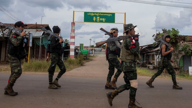 ကရင်နီဒေသကာကွယ်ရေး တပ်ဖွဲ့ဝင်များအား မိုးဗြဲမြို့အတွင်း ၂ဝ၂၃ ခုနှစ် နိုဝင်ဘာလ ၂၇ ရက်နေ့က တွေ့ရစဉ်။ (Photo: Reuters)