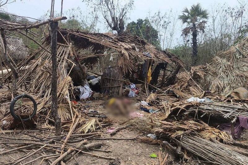 မြင်းမူမြို့နယ် ကန်တော်ရွာအနီး စစ်ဘေးရှောင်စခန်း ၂၀၂၅ ခုနှစ် ဧပြီလ ၁၉ ရက်က ဗုံးကြဲခံရပြီးနောက် တွေ့ရစဉ်။ (Citizen Photo )